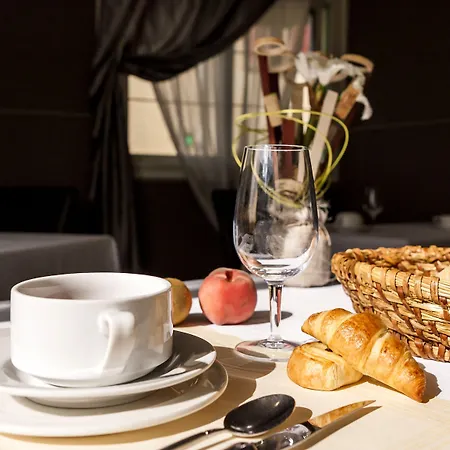 Hotel Logis Restaurant La Croix Verte 2*