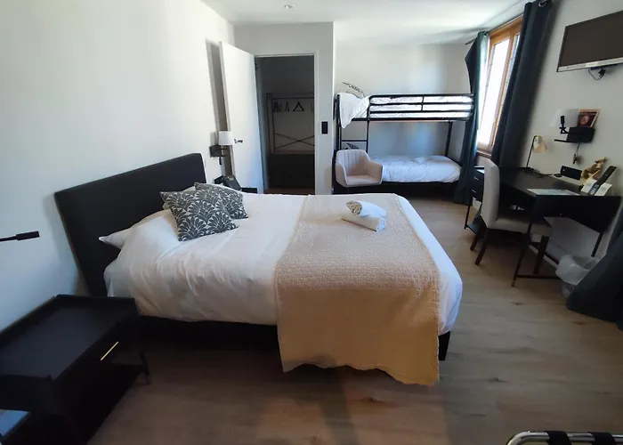 Отель Logis Restaurant La Croix Verte Neau