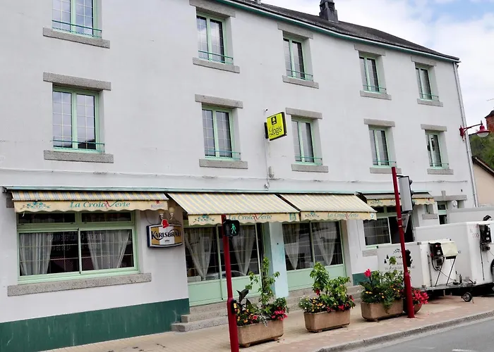 Logis Restaurant La Croix Verte Отель Neau